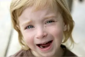 带孩子出门，让他走前还是走后？看看这些家长怎么说图片