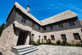 威海荣成的繁忙街区旁，有处安静的古村落，距今已经近四百年历史图片