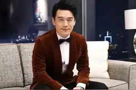 “霸道总裁”王耀庆：娶了青梅竹马的“房东太太”，20年零绯闻，每个结婚纪念日都叫“不离婚”图片