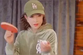 65岁刘晓庆不服老，穿运动套装打乒乓球，体力好堪比年轻人图片