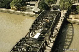 老照片，1973年上海外滩，建筑很有味道，人们也很悠闲图片