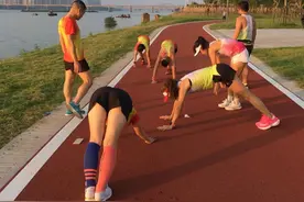 小聂：运用腰腹部发力去跑步，那腰腹部力量该怎么练习呢？图片