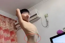 男版"小腰精"走红，妈妈拍下小男孩A4腰炫耀，网友：未必好事图片