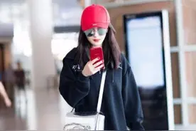 腿很直的明星，袁咏仪双腿白嫩十分减龄，李宇春也有完美大长腿图片