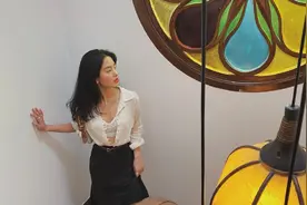 杨采钰真是放得开，衬衫扣子全解开，搭配黑色鱼尾裙美得复古性感图片