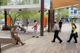 儿子当兵3年没回家，突然回家假装路人被妈妈一眼认出图片