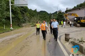 突发暴雨！平塘县四家班子主要领导率队赴一线指导抗洪抢险救灾图片