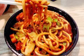 用八两辣椒炒的新疆米粉，辣到流泪根本停不下来，一直吃一直爽图片