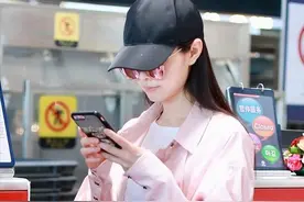 宋轶的颜值真的好高，脸上肉肉的，日常的穿搭也能做到时尚感十足图片