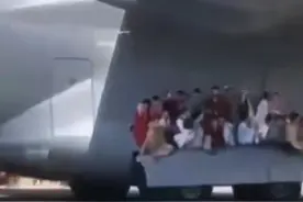 扒飞机的阿富汗人多到能被卫星拍下来，飞机上的他们会经历什么？图片