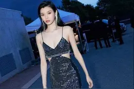 奚梦瑶烫发引热议，满头大卷好像包租婆，大金戒指尽显少奶奶姿态图片