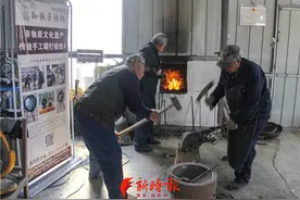 章丘七旬匠人手工锻造“削铁如泥”菜刀，最想把经验写成书图片