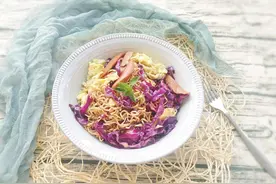 美食分享：紫甘蓝炒面，色彩斑斓，营养丰富，美味又简单图片