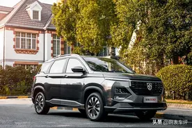 新款宝骏530来了，出众的颜值，科技感内饰配大空间图片