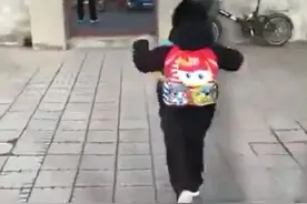 爷孙俩一年多没见面，爷爷看见孙子后的反应，网友：是亲孙没错了图片