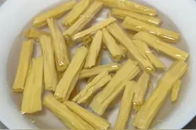 入秋后要多吃腐竹，这样做真简单又下饭，出锅比吃肉还解馋，好吃图片