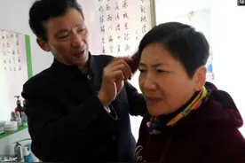 每天早上都要帮妻子梳头洗脸，妻子的才华是他一生的自豪图片