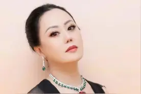 章小蕙天生“贵妇气质”，穿黑色深V连衣裙，华丽贵气还优雅图片