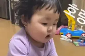 舅舅阻止外甥女吃肉，宝宝瞬间“变脸”太可爱，网友：奶凶奶凶的图片