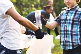 不要小瞧了捡空瓶子的同学图片