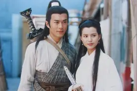 不同的神雕侠侣，不同的玄铁重剑，就黄晓明拿的最离谱图片