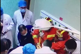 险！男子用戒指套住“命根子”无法取下图片