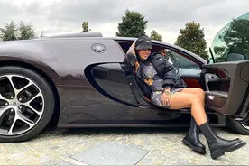 C罗女友炫富升级，换布加迪当背景板，总裁宣布退队计划球迷心碎图片