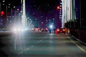 南阳小情侣真敢玩，光武大桥上拍婚纱图片