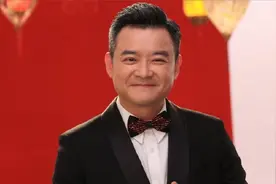 央视主持人李佳明，事业当红时出国深造，归来后低调无人识？图片