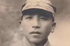 伙夫拦住秦基伟要烟，警卫员刚要训斥，秦军长立刻给伙夫敬烟点火图片