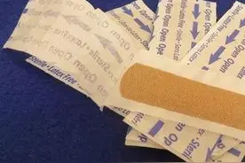 创可贴的花样用途，告诉你4种正确打开方式，夏天防蚊子效果好图片