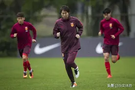 上港功勋被李铁信任！因5米停球在国足成名，和妻子儿女双全图片