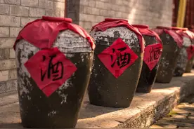 这“4种”白酒不到60元，有钱人却拿来款待贵宾，是100%的纯粮酒图片