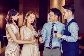 人际关系中，多和这三种人保持联系，属于“有效社交”图片