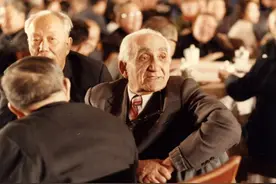 马海德：首位加入中国籍的老外，国家补助他却说：我又不是外国人图片