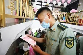 浪漫七夕，兵哥哥与小姐姐共赴“鹊桥之约”图片