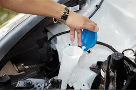 汽车玻璃水喷完了，能用自来水代替吗？内行人：需要注意这个问题图片