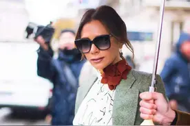 贝嫂小个子如何驾驭西装？披着穿霸气依旧，绿衣配红花高调出行图片