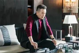 别只穿老头衫！60岁张晨光随便一身衣服，都尽显有钱老总范儿图片
