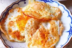 煎荷包蛋，直接下锅煎就错了，教你一招，鸡蛋完整又不粘锅，实用图片