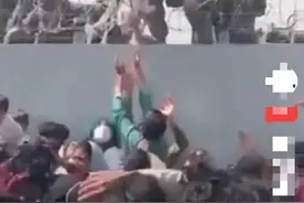 阿富汗母亲将几个月大的婴儿托举给美军，你会怎么做？图片