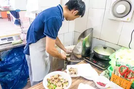 广州低调的富豪：卖12元的鸭仔饭，有10栋房收租，开宝马送货图片