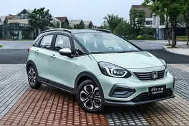 预算10万，放弃新飞度，提日产骐达，轴距2米7油耗才5.3L图片