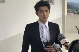 吴亦凡保镖推搡抗洪军人再引热议，本人从未道歉，还污蔑只是保安图片