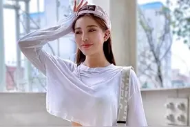 E罩杯健身女神身材凹凸有致，通过锻炼打造性感马甲线挺翘蜜桃臀图片