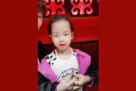 闫学晶4岁小女儿罕曝光，模样不像妈妈，性格超大方要请人吃饭图片