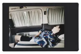 张馨予七夕未见何捷陪伴，早起工作车内酣睡，黑眼圈明显太疲惫图片