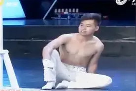 男子登台表演杂技发生失误，摔下来遭评委制止，再次表演全场沸腾图片