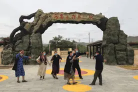 马家庄子村：依偎古榆树，共话新生活图片