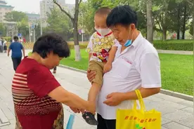 姚策生母杜新枝带孙子畅游北京，网友：红裙子不合时宜图片